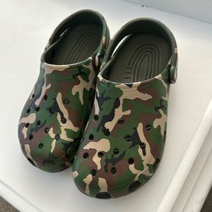 Unisex camo crocs - Men size 7 women size 9